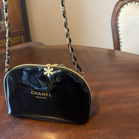 Chanel Beauté Glossy Black and Gold Cosmetic Bag - Picture 4 of 14